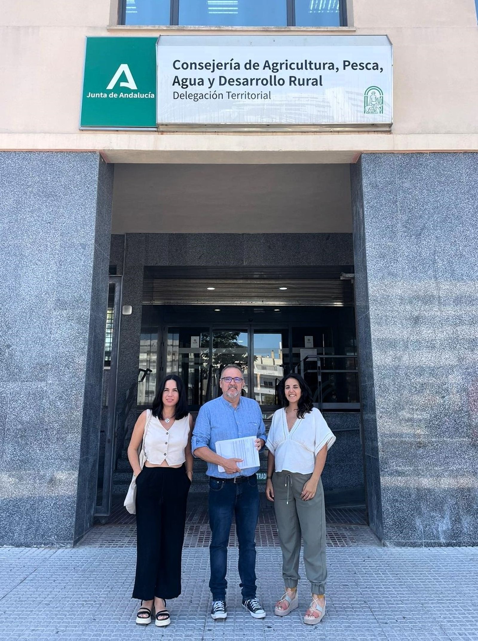 El alcalde y dos concejalas en la sede de la Junta de Andalucía.