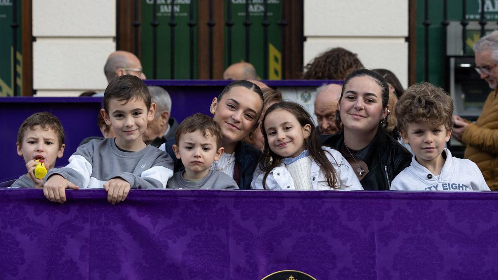 Los cofrades se rinden ante los grandes pasos de misterio del Lunes Santo