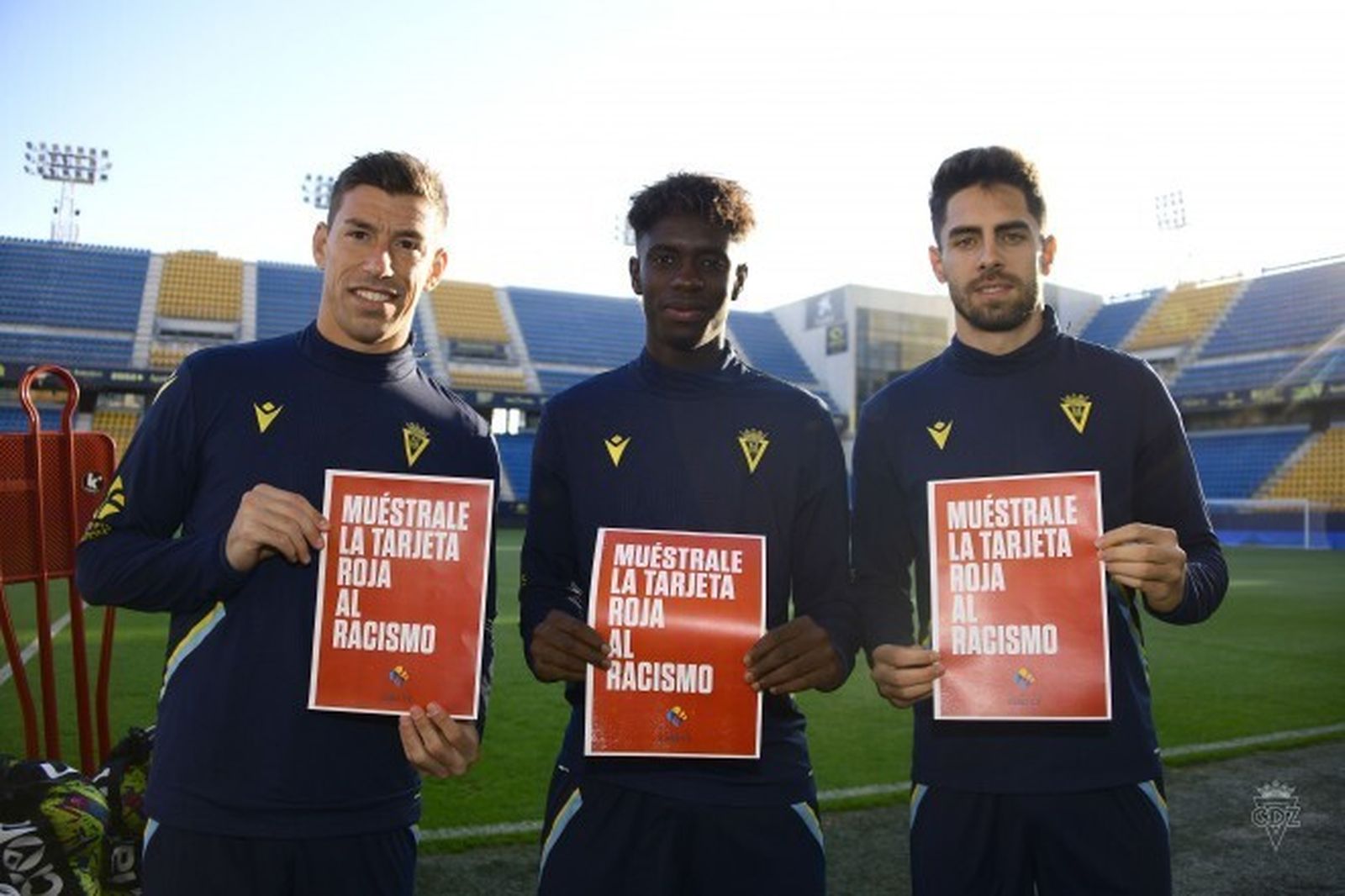 El primer equipo dice "no" al racismo.