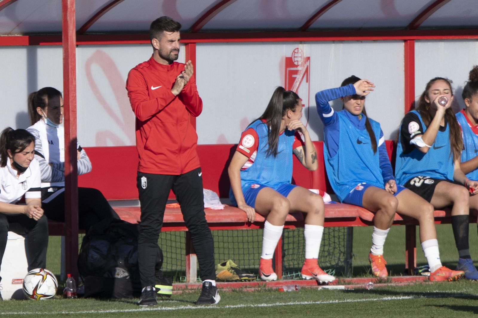 Roger Lamesa aplaude a sus jugadoras.