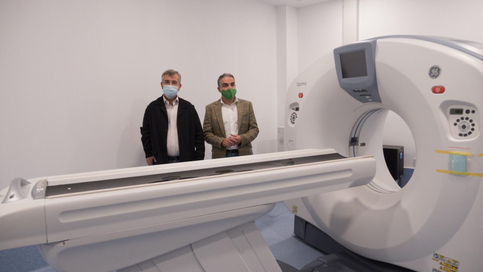 Bendodo y José María García junto a una máquina de resonancia.