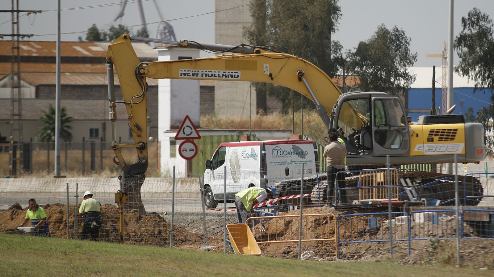 La obra de Emasesa en la avenida de La Raza.