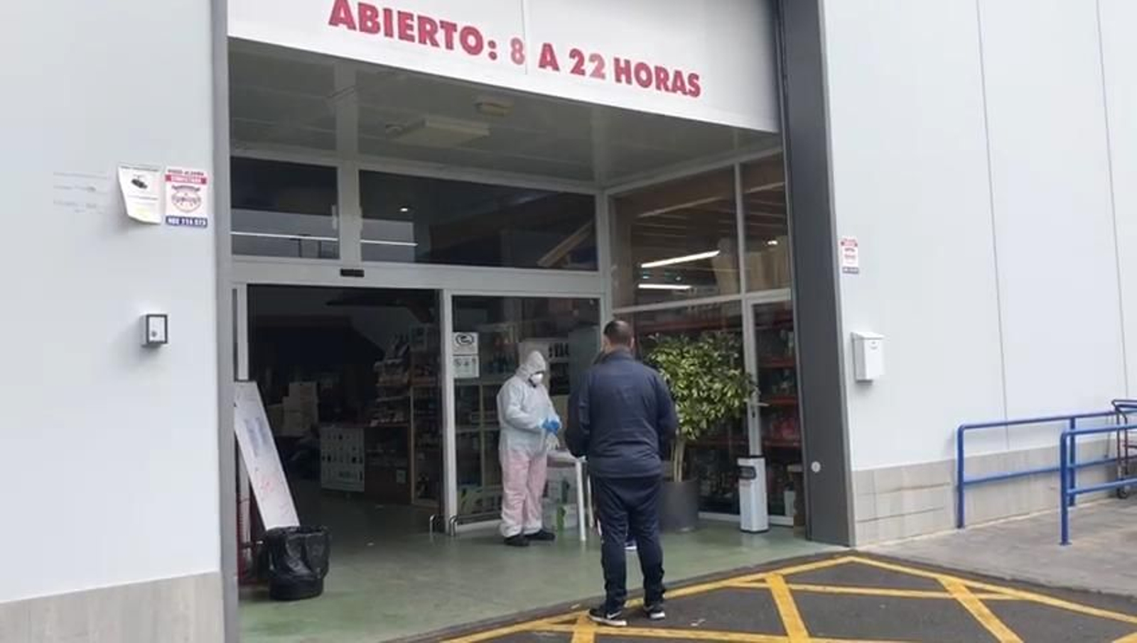 Cash Arenas toma la temperatura a los clientes antes de entrar en sus tiendas