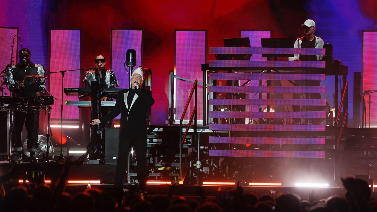 Un momento del concierto de Pet Shop Boys, anoche, en el Icónica Santalucía Sevilla Fest