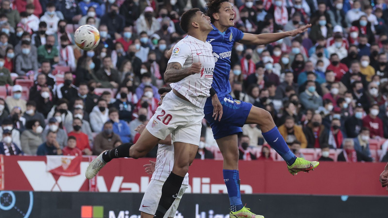 Diego Carlos salta con Enes Ünal por un balón.