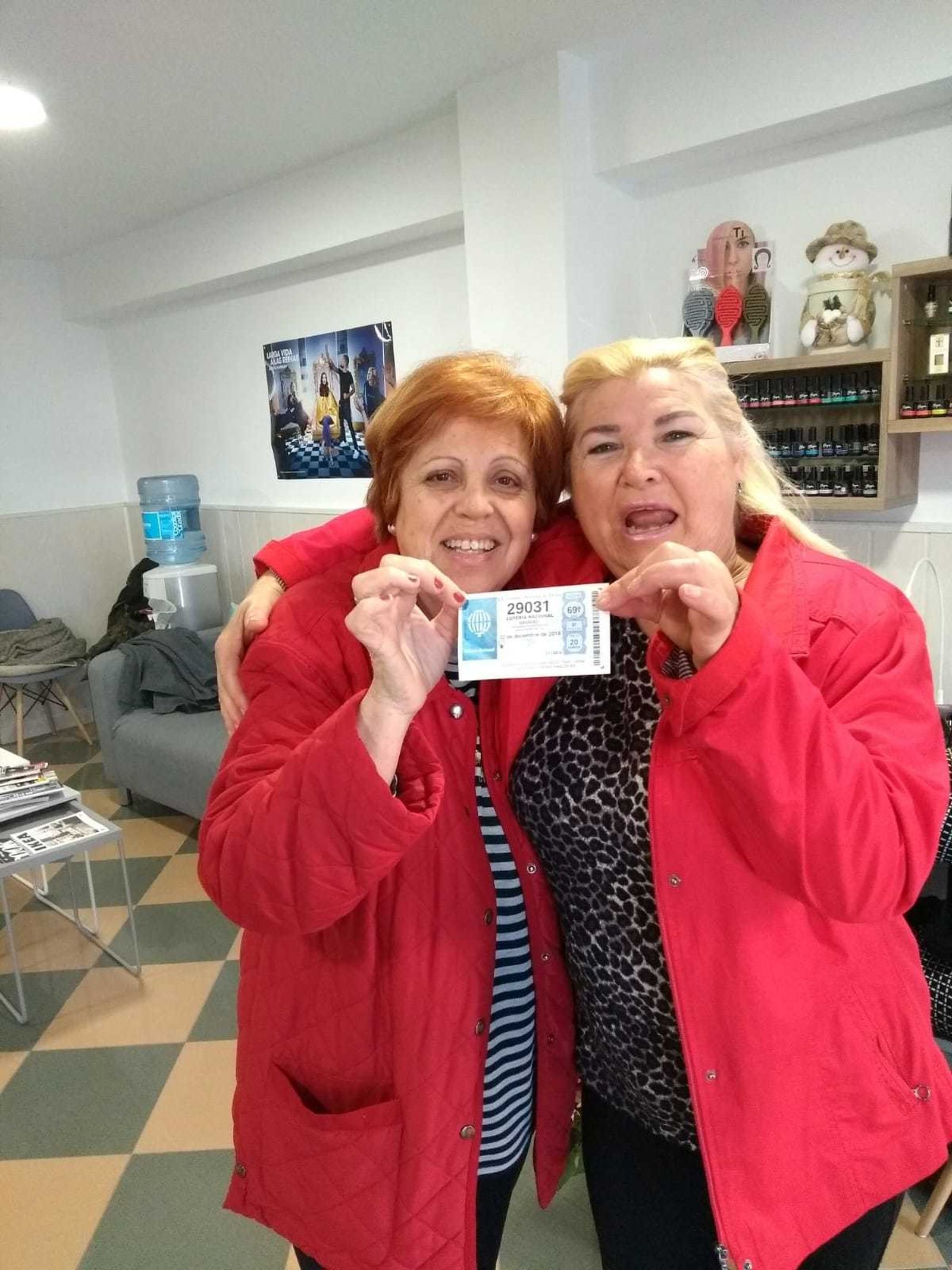 Dos de las integrantes del coro con su décimo del quinto 29031.