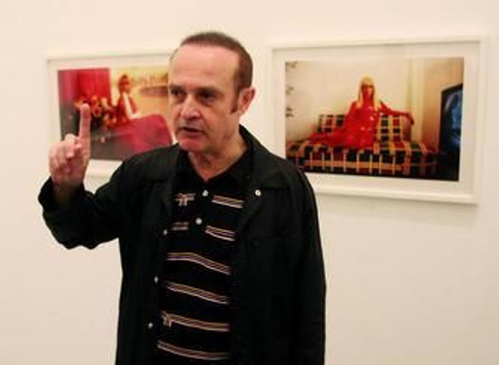 Miguel Trillo, ante algunas imágenes de su serie habanera presentes en la antológica del CAAC.