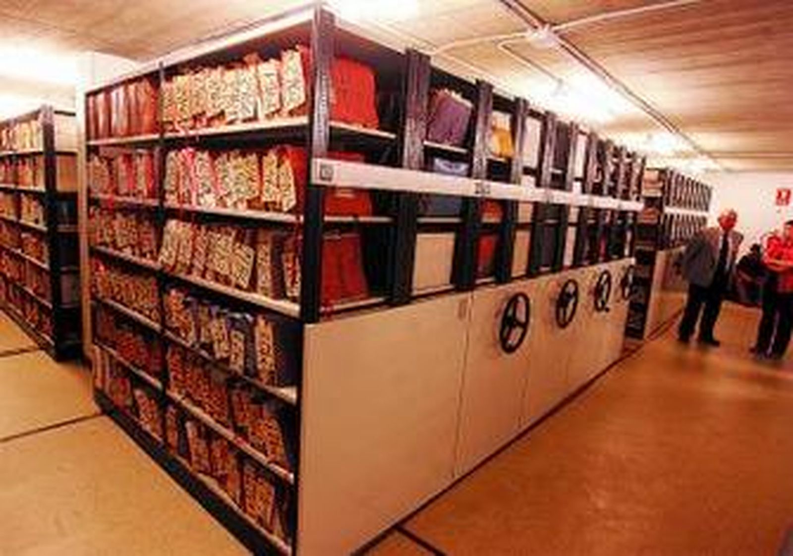 Unas estanterías con parte de los fondos donados al Archivo.