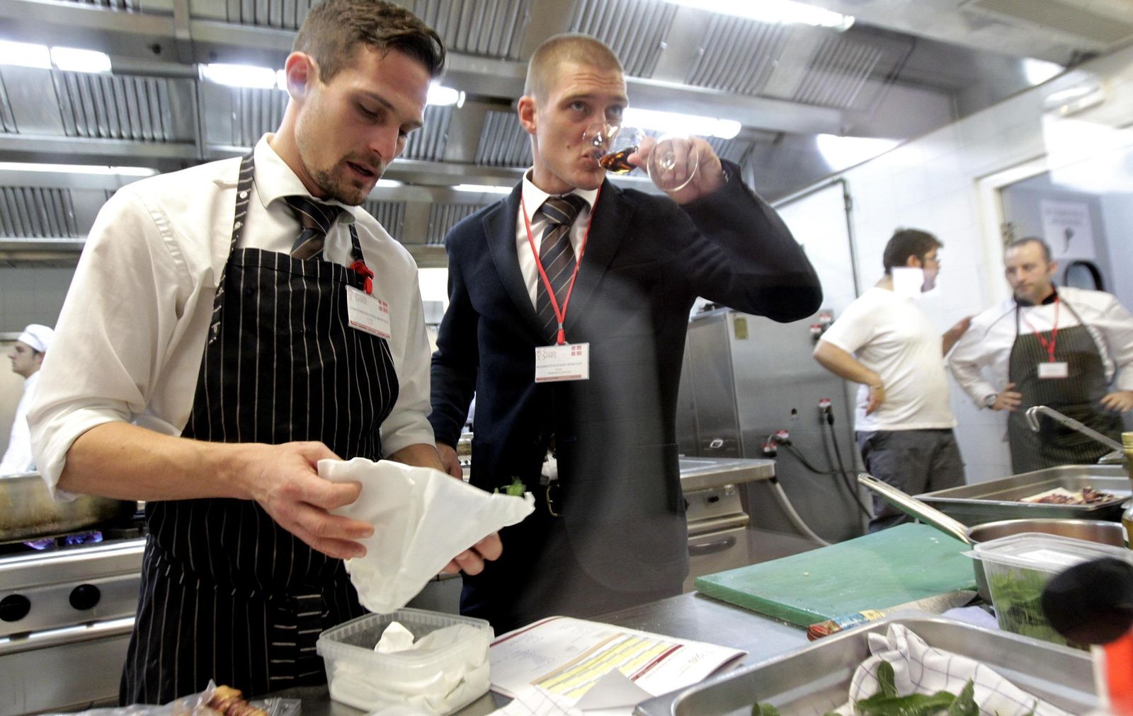 El sumiller y el cocinero de un equipo participante en una final del concurso gastronómico internacional 'Copa Jerez'.