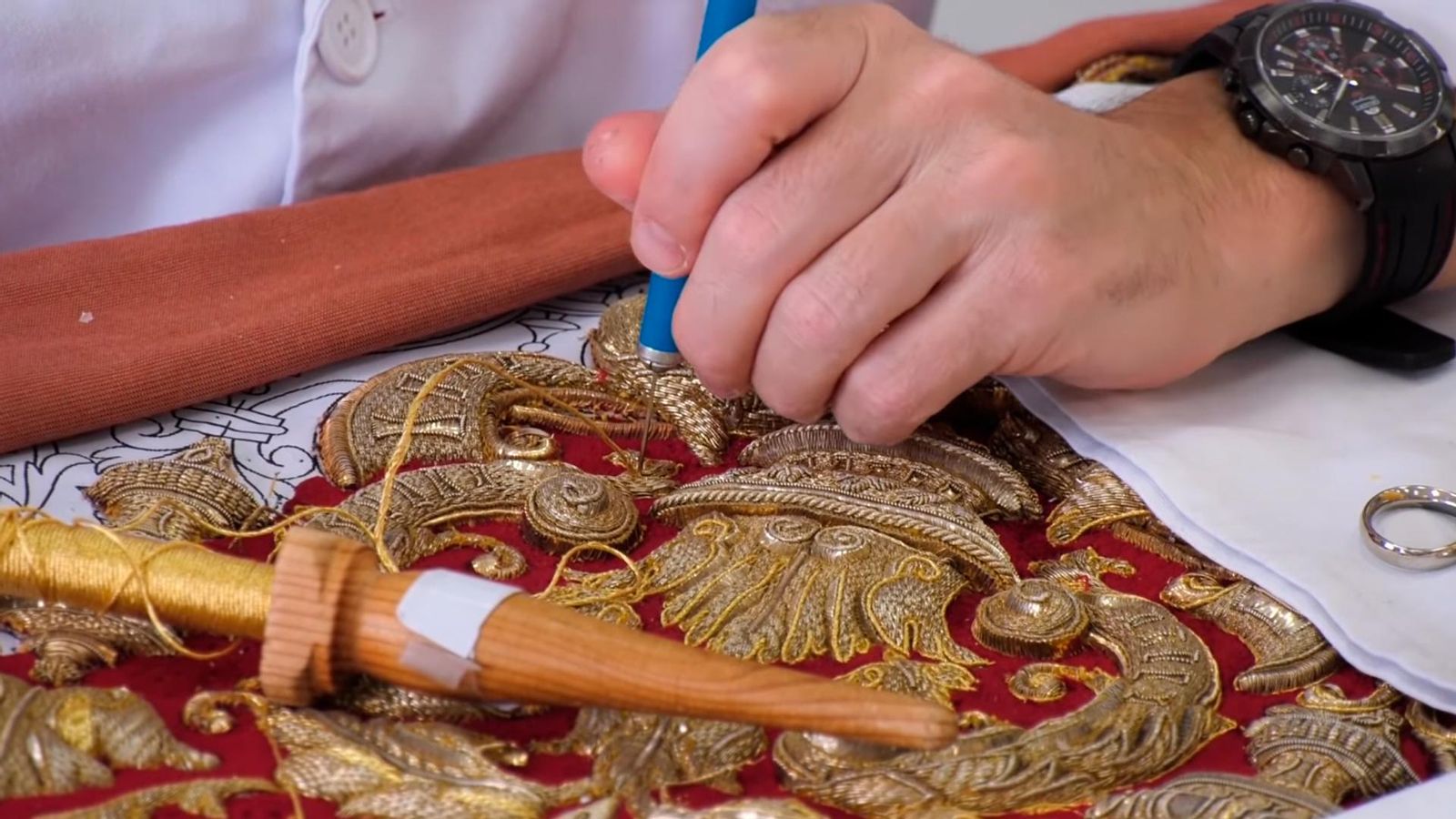 Colocación de los bordados en el taller de Manuel Soleano