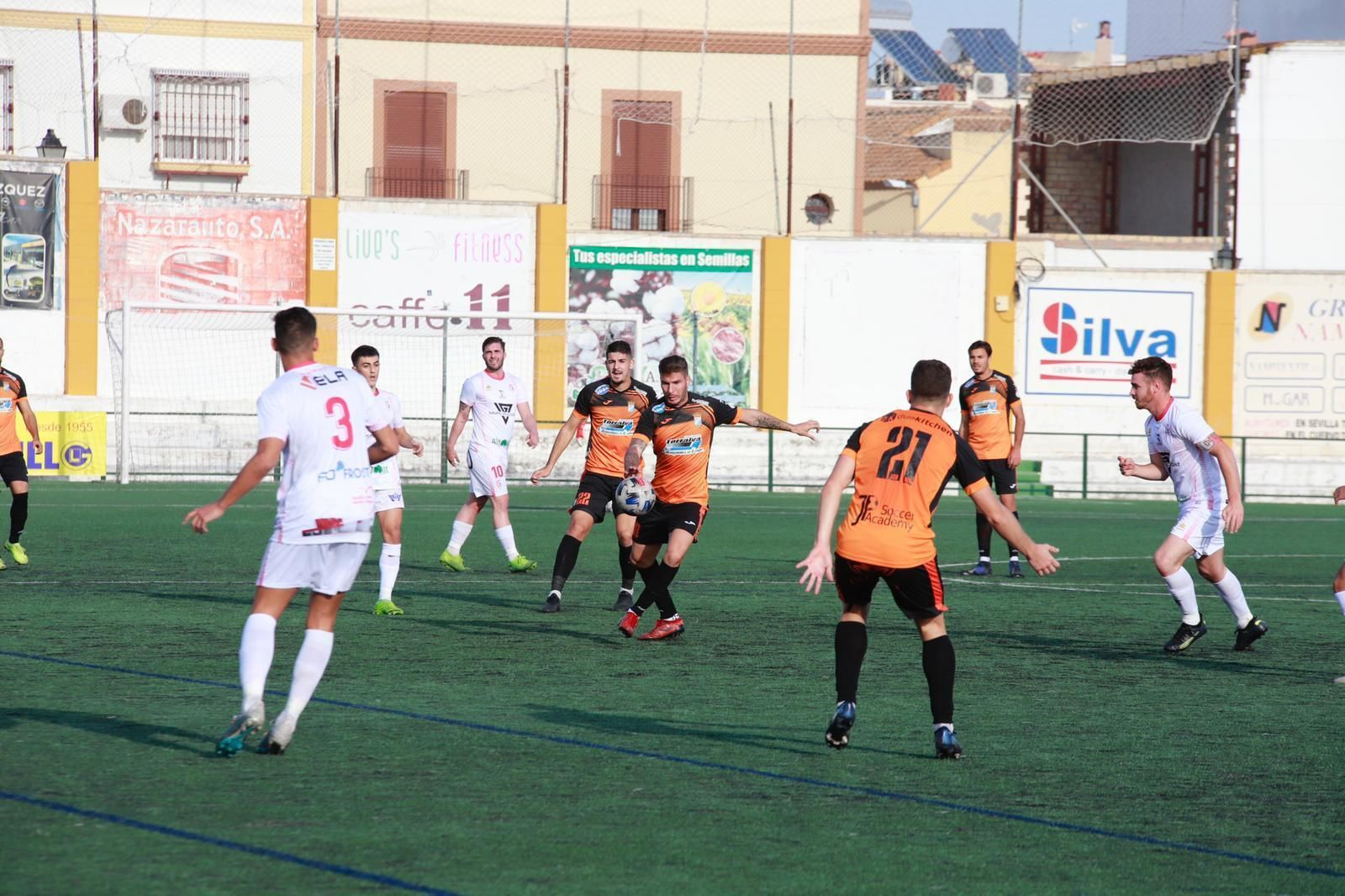 Lolo Garrido golpea el balón en un lance del partido.