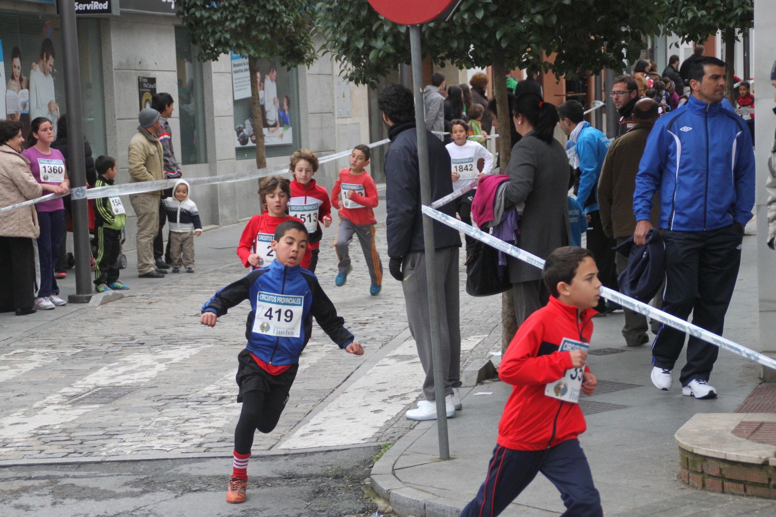 Niños corriendo por las calles de Lepe