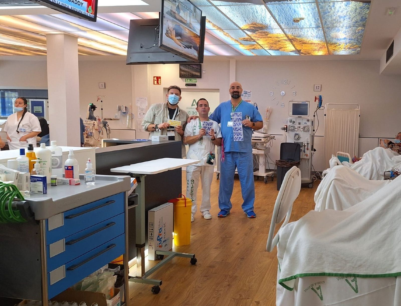 Antonio Ortiz Fuentes y Rafael Cueto, entre otros porfesionales sanitarios, en la Unidad de Hemodiálisis minutos antes de empezar a jugar al bingo