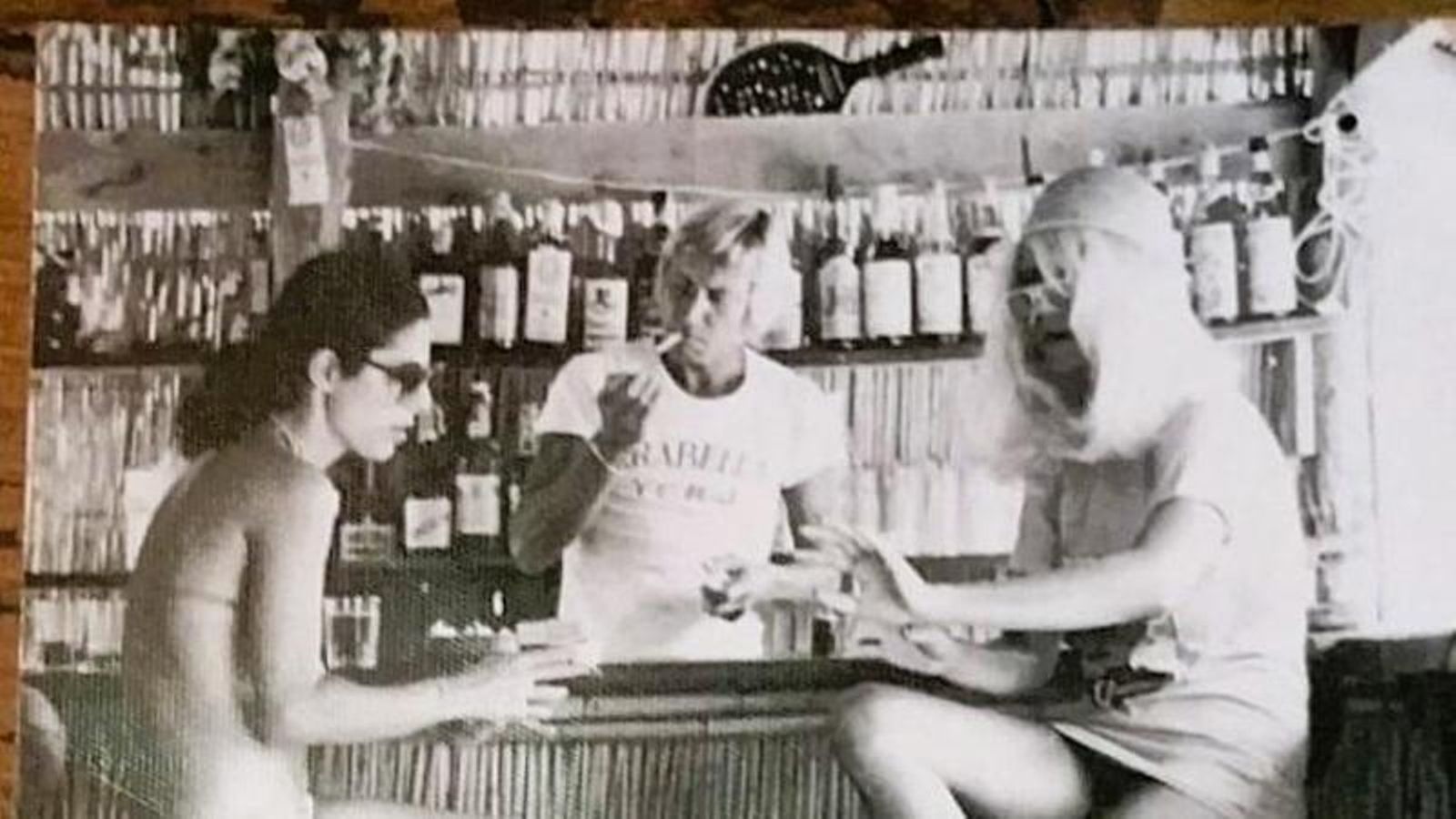 Gunilla Von Bismark y una amiga con Jurgen Vig Muller detrás de la barra.