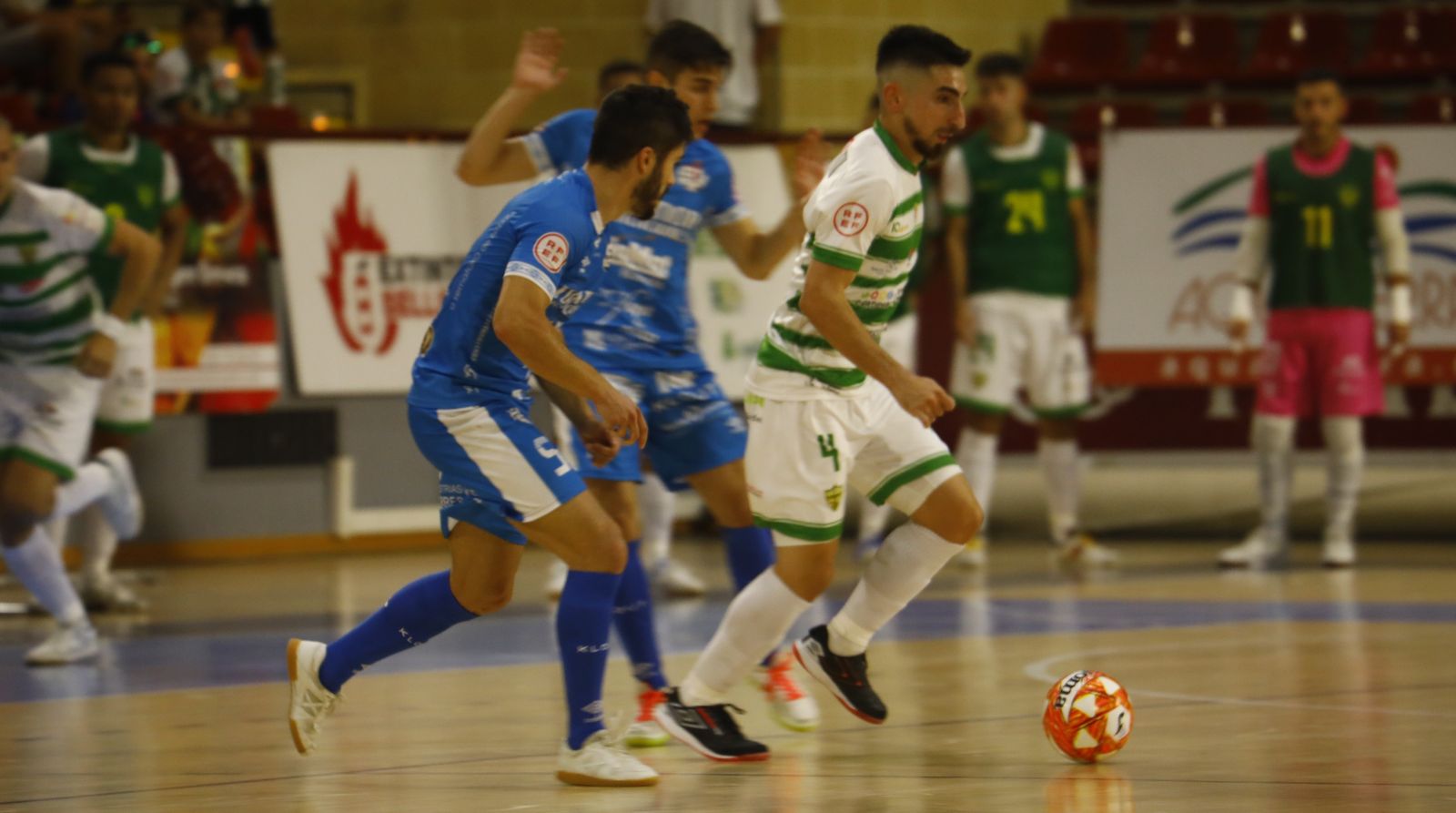 Lucas Bolo es presionado por dos jugadores del Noia.