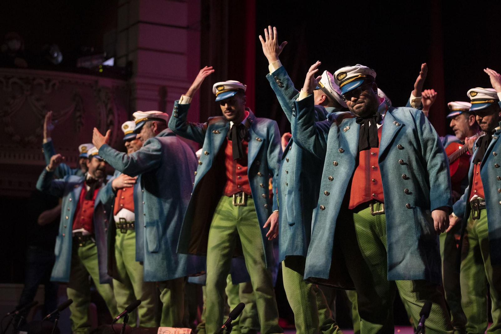 Imágenes de la actuación de la comparsa de Punta Umbría 'El último romántico' en el Carnaval Colombino