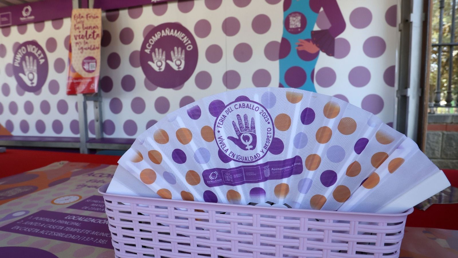 Abanicos del Punto Violeta ubicado en el González Hontoria durante la feria de Jerez.
