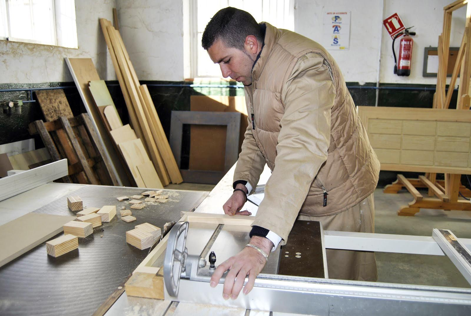 Un alumno en un ciclo formativo de carpintería