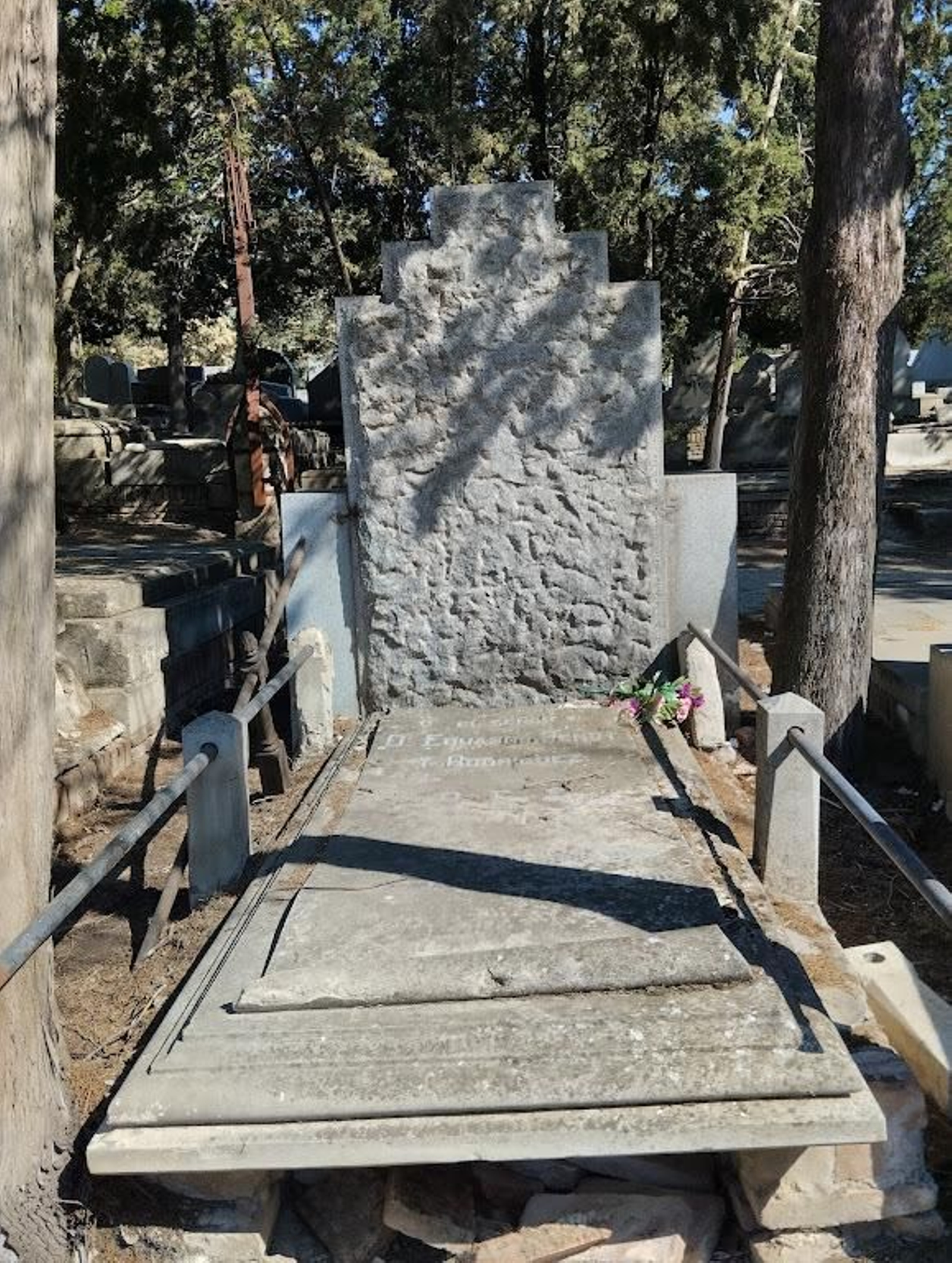 Imagen que muestra el abandono de la tumba del erudito gaditano. Imagen que muestra el abandono de la tumba del erudito gaditano.