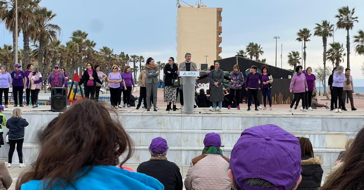 Adra conmemora el 8M con la lectura del manifiesto por la igualdad en ...