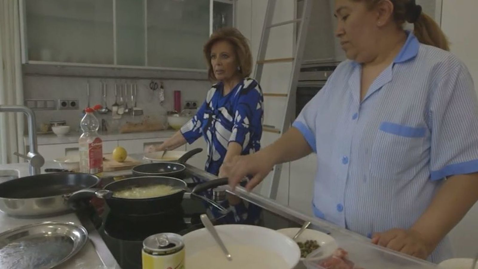 María Teresa, junto a su empleada, María, en una secuencia del 'reality' 'Las Campos'.