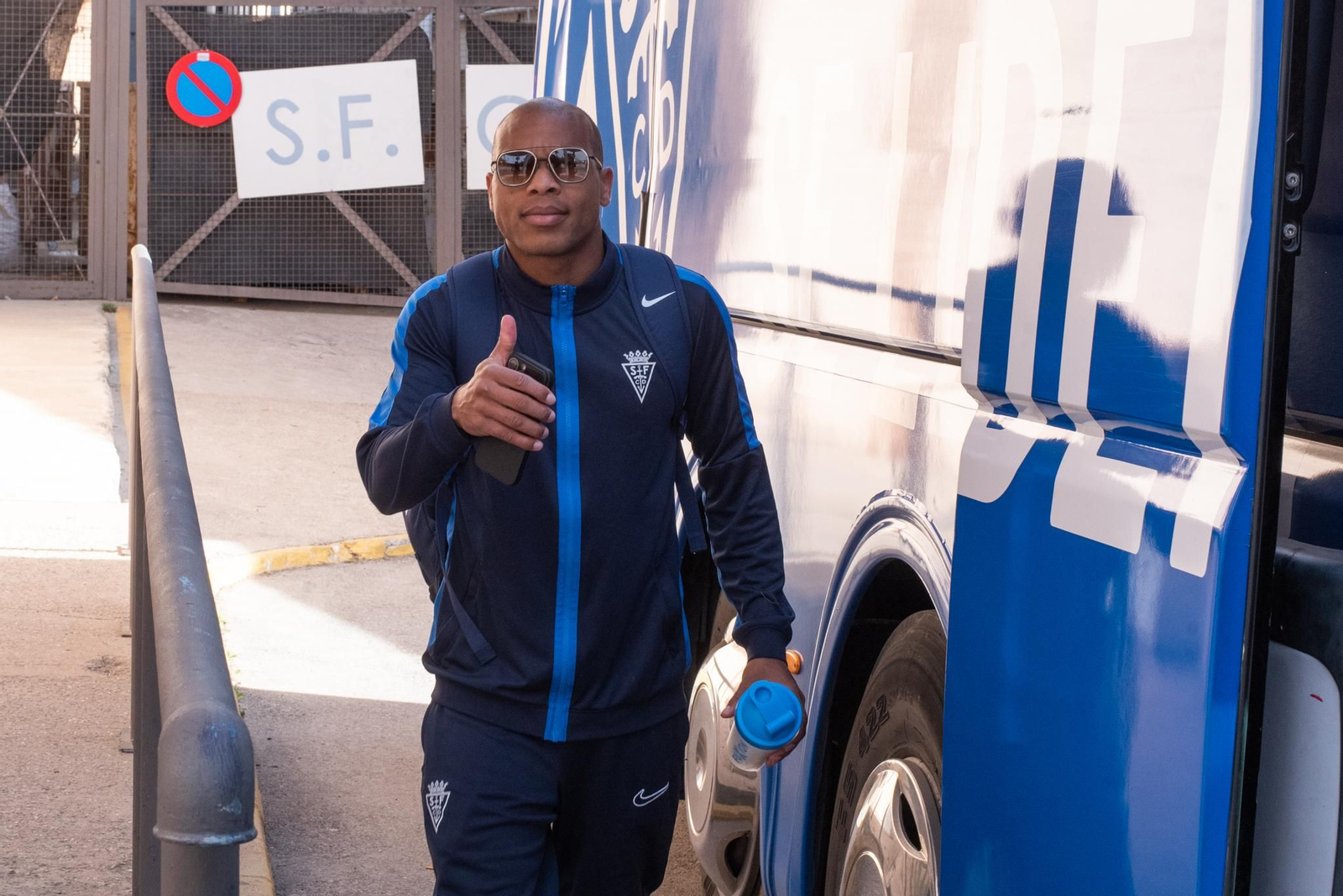 Biabiany se dispone a subir al autobús para viajar a Alcoy.