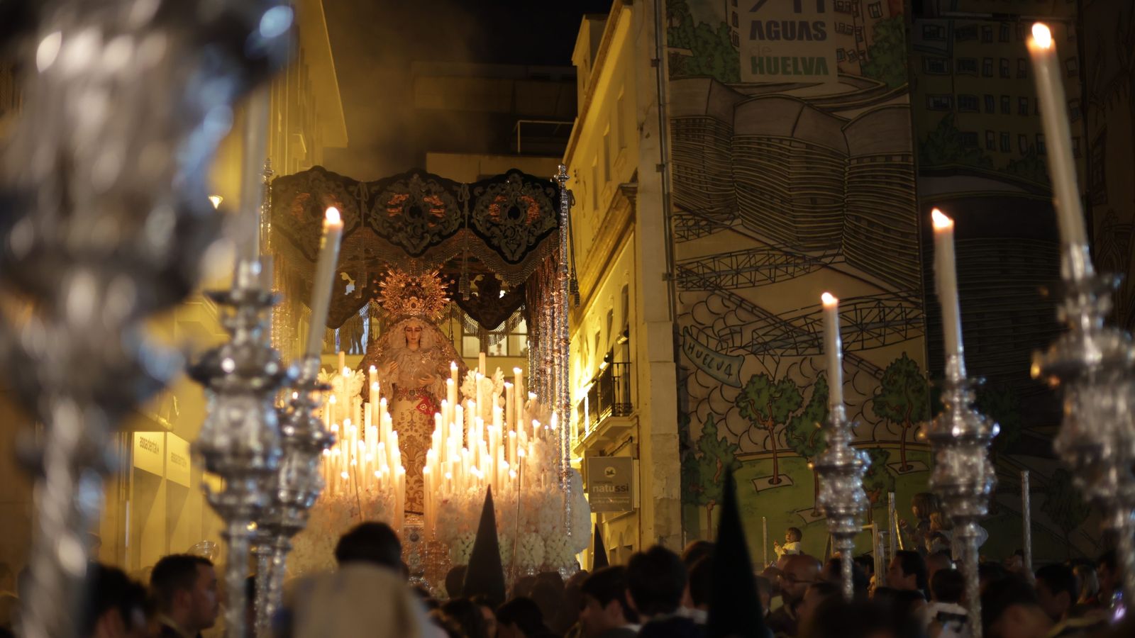 La Virgen de la Esperanza entrando en la calle Bocas.