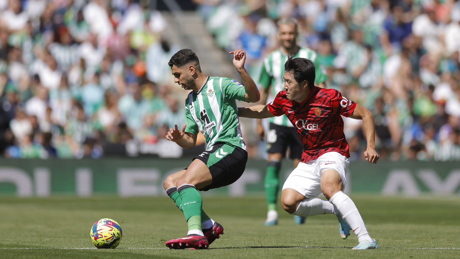 Ayoze controla un balón ante Kang-In Lee.