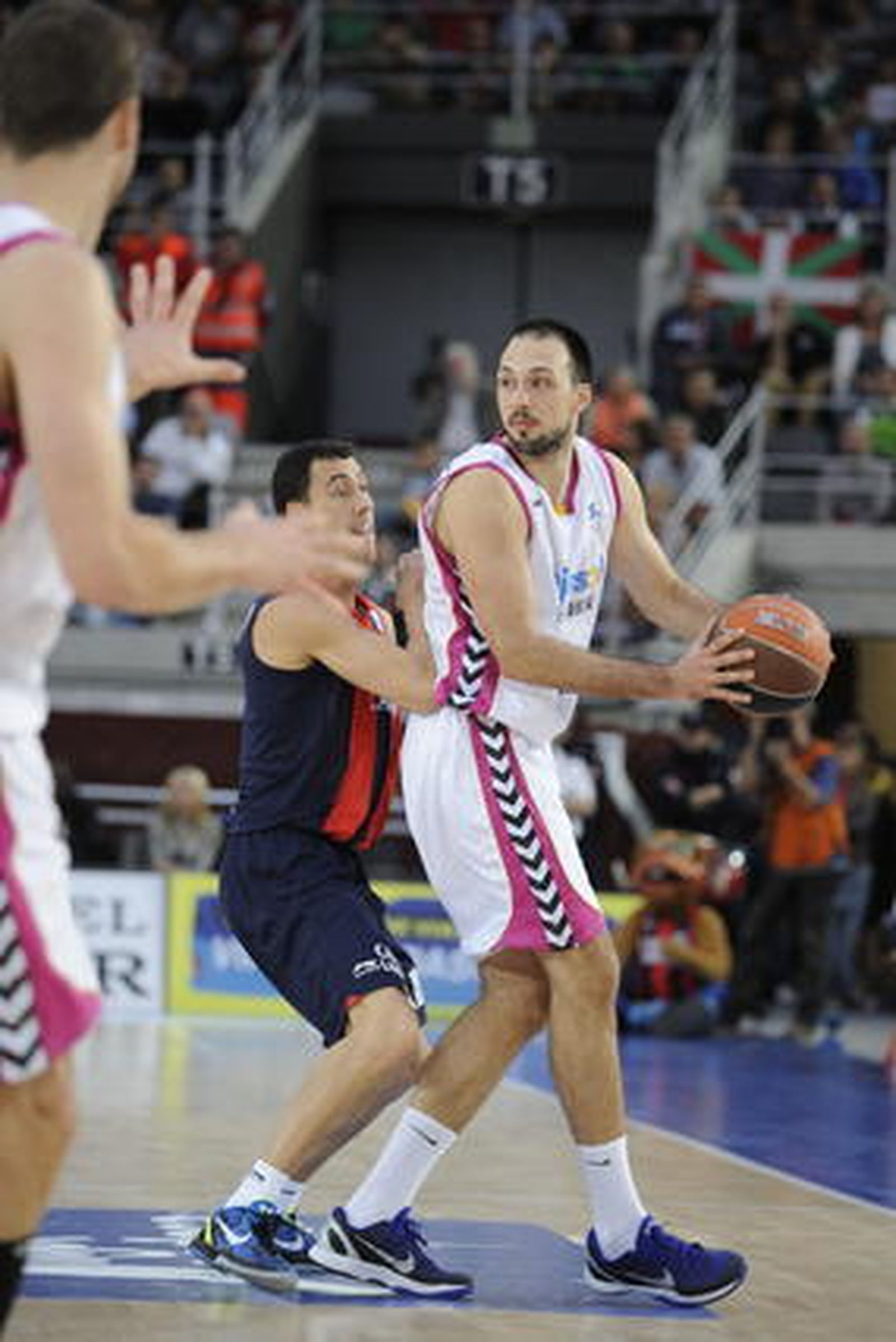 El Cajasol-Banca Cívica comienza su andadura en la Liga Endesa con derrota en casa del Caja Laboral (73-60).

Foto: Lino González (ACB Photo)