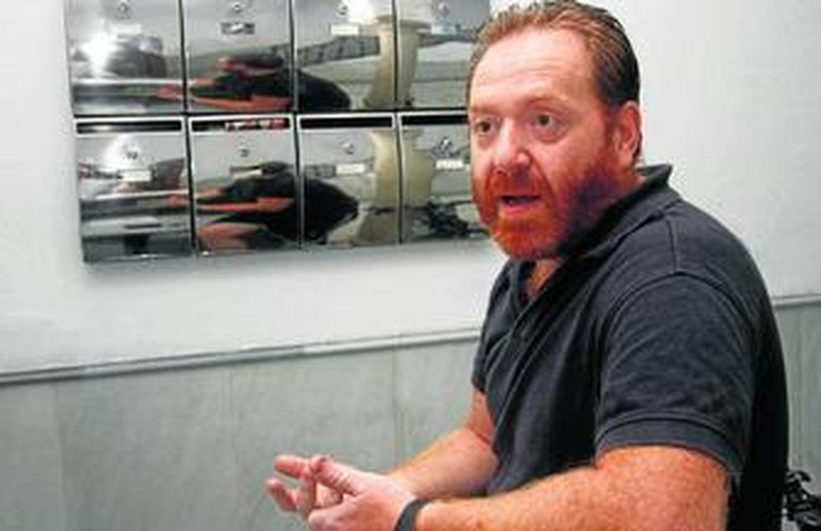 Rafael Lobo, 'Fali', en la conserjería del edificio de la calle Velázquez donde también fue conserje su madre.