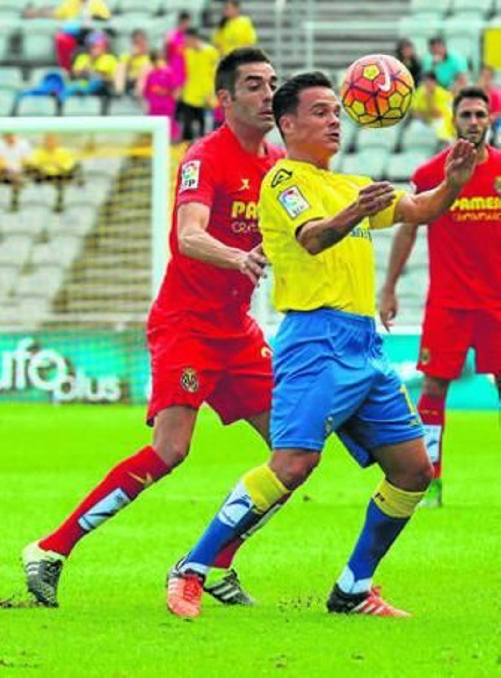 Roque Mesa controla con el pecho ante el cerco de Bruno Soriano.