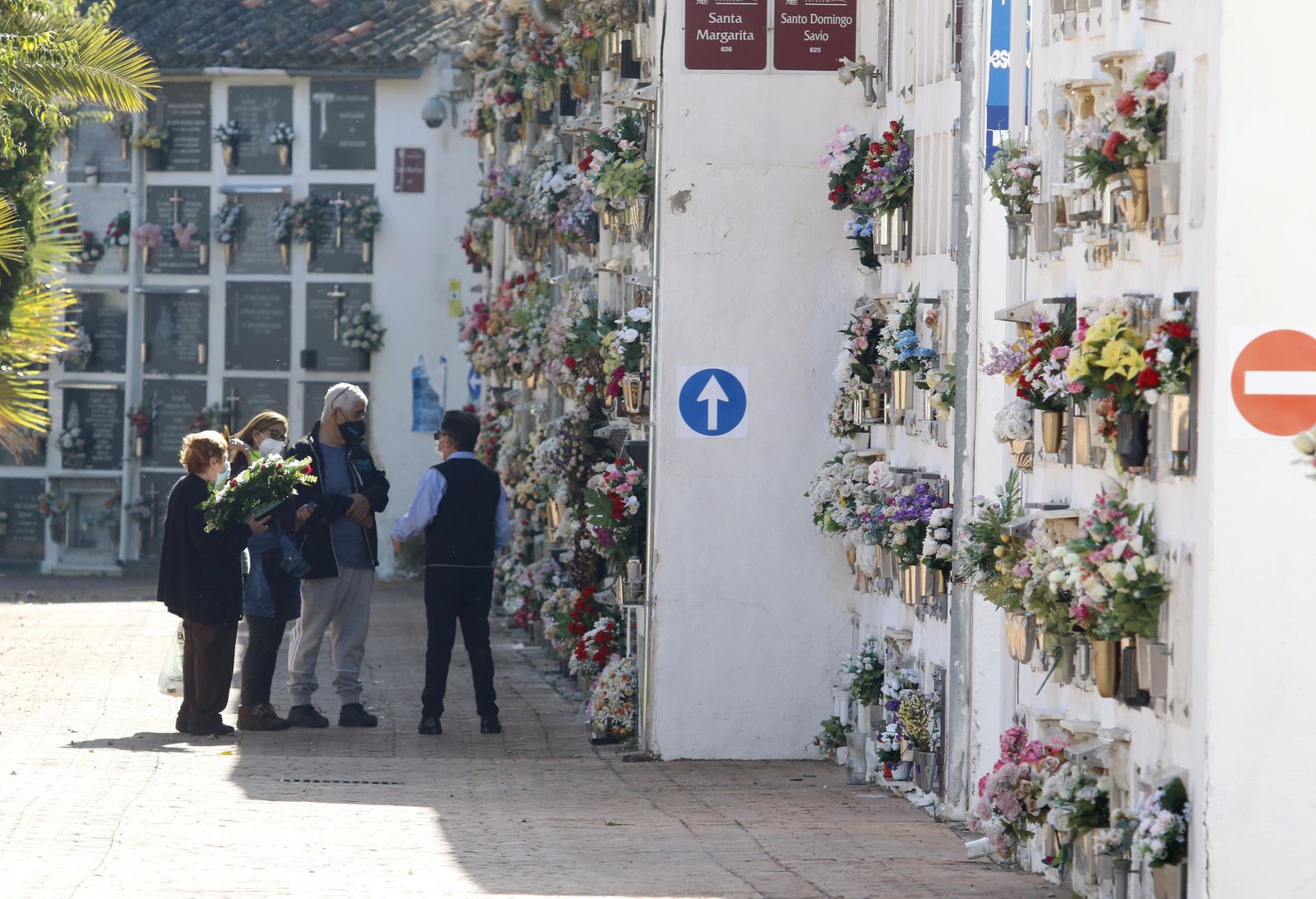 El covid-19 motiva un Día de los Santos de recogimiento en los cementerios de Córdoba