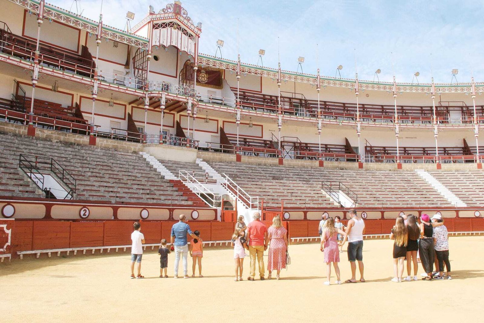 Uno de los grupos de visitantes que han podido conocer la plaza de Toros este domingo en rutas guiadas.