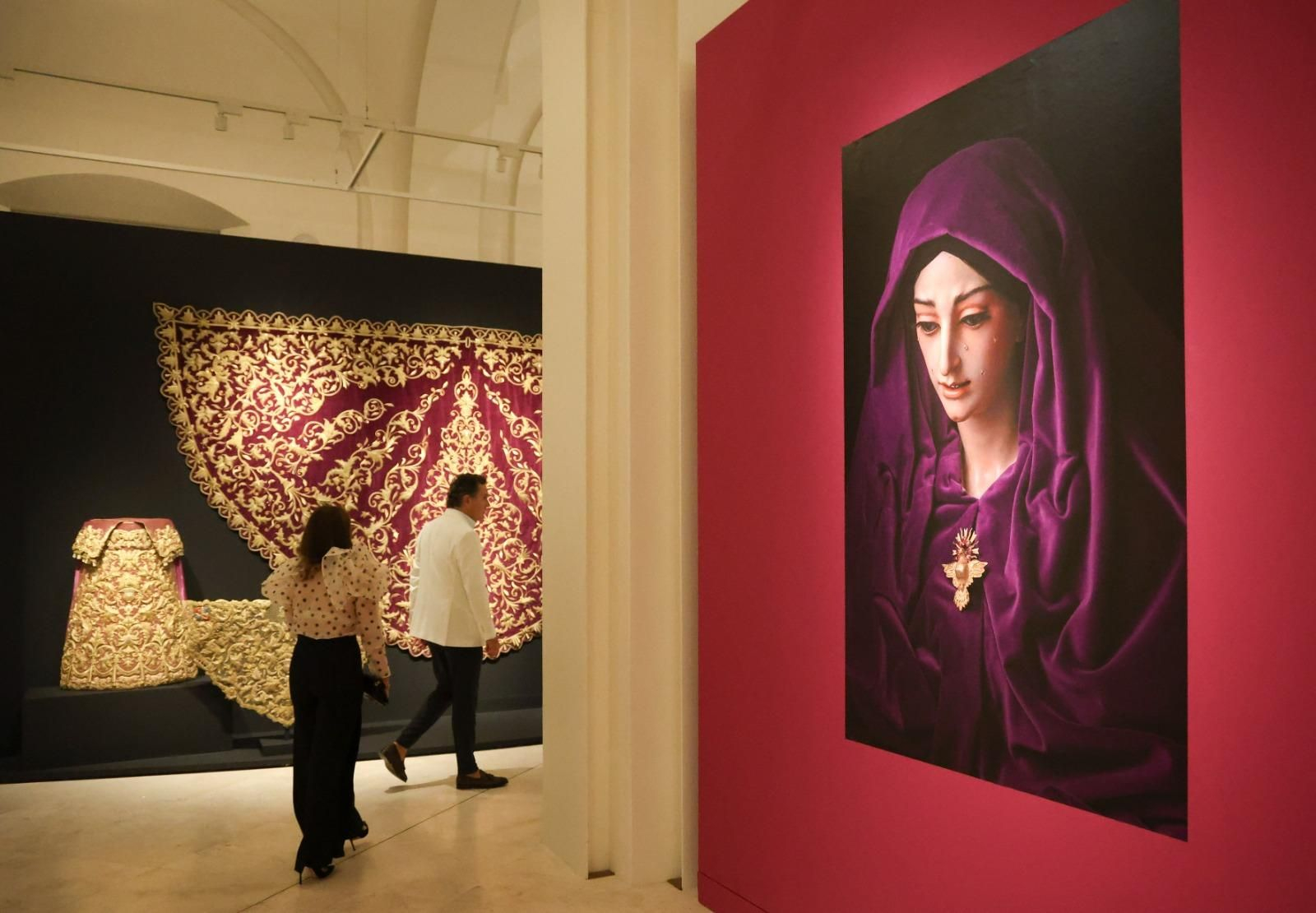 La exposición 'Vestida de Sol' del Cautivo en el Museo de Málaga, en imágenes