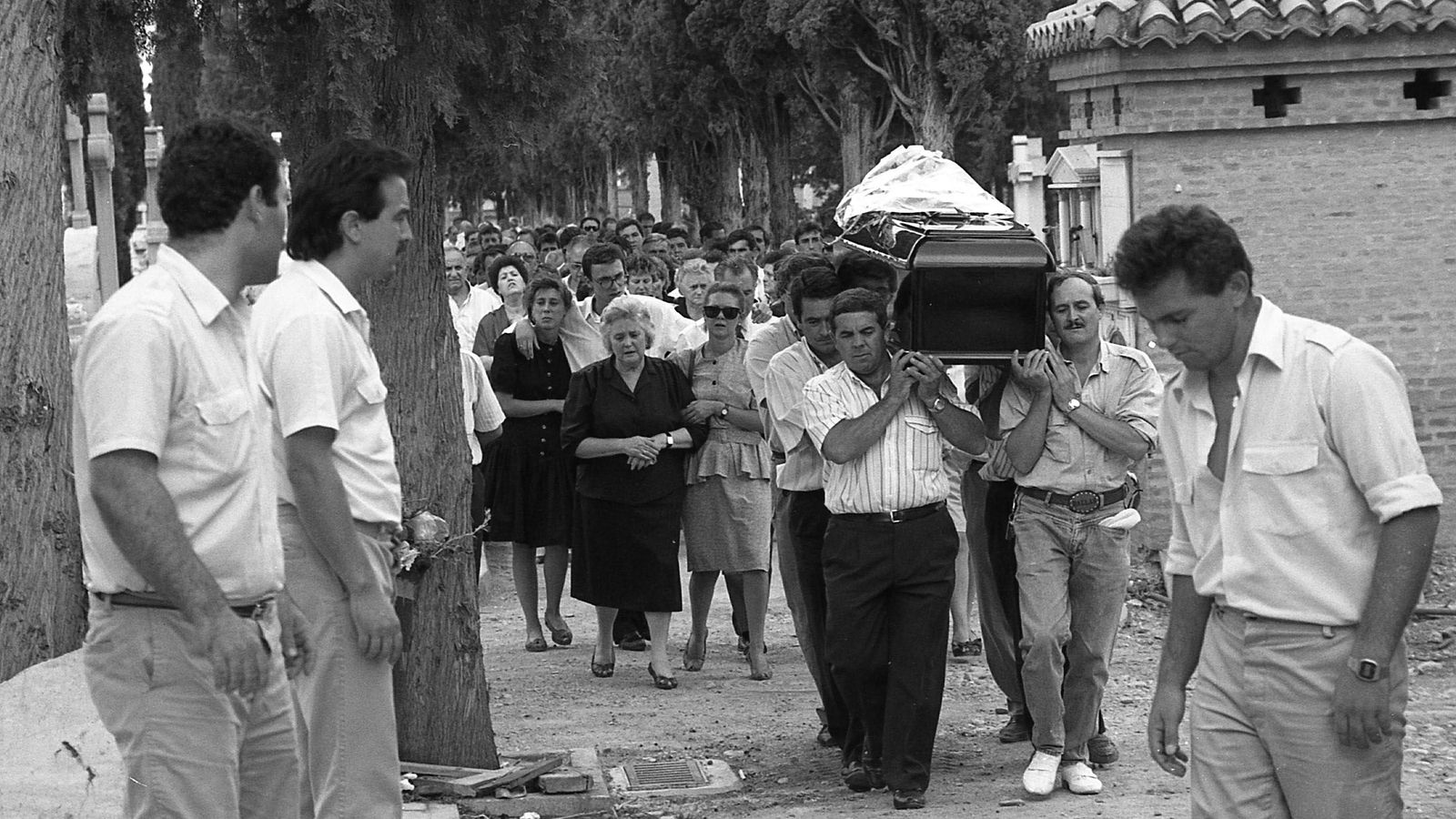 Entierro de Conrada Muñoz, que murió al abrir un paquete bomba