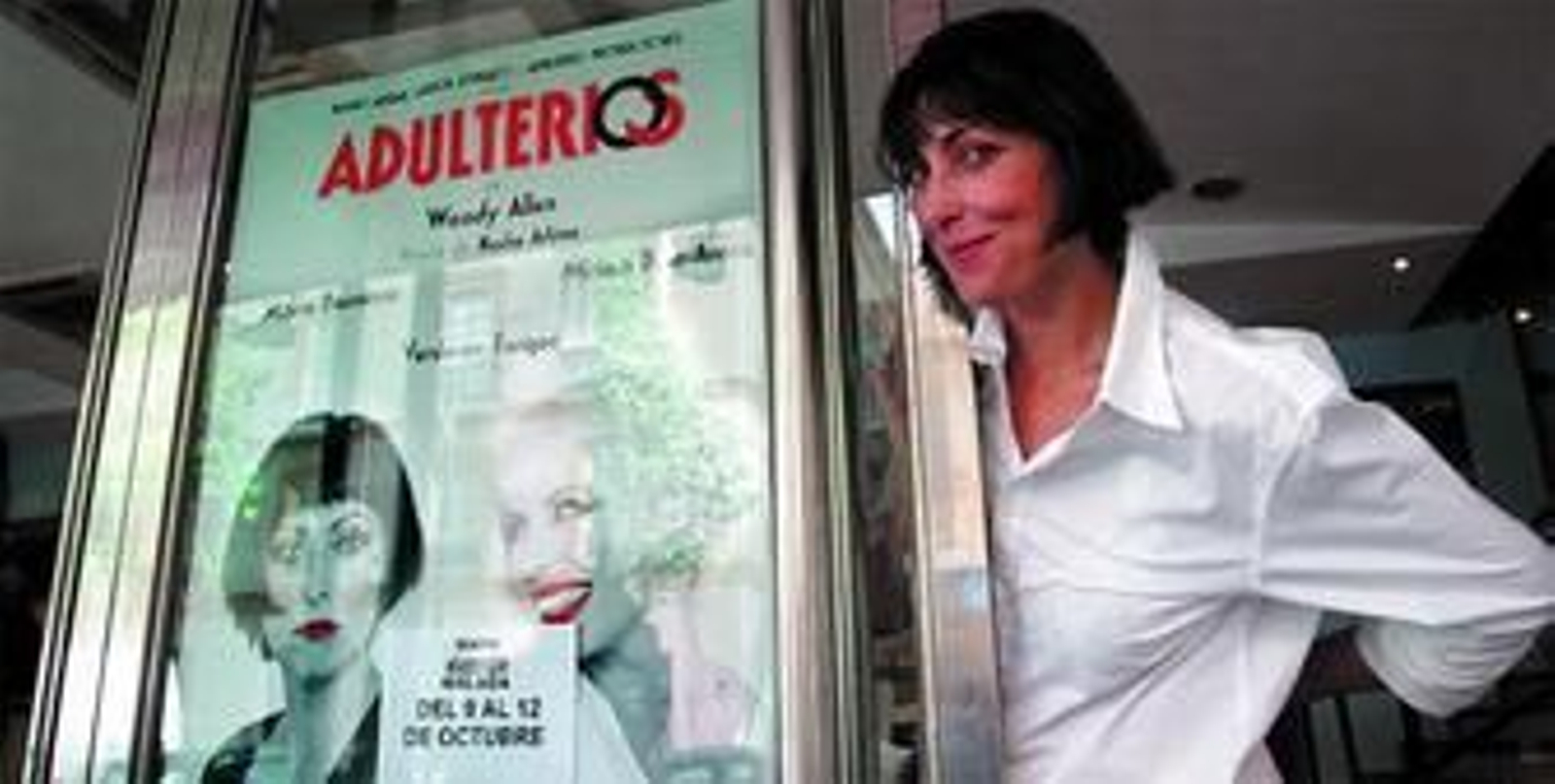 María Barranco, ayer, a las puertas del Teatro Alameda junto al cartel de 'Adulterios'.