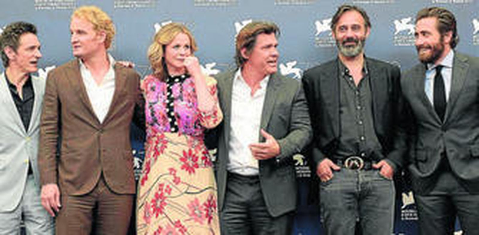 La actriz británica Emily Watson, rodeada por sus compañeros de 'Everest' y el director Baltasar Kormakur.