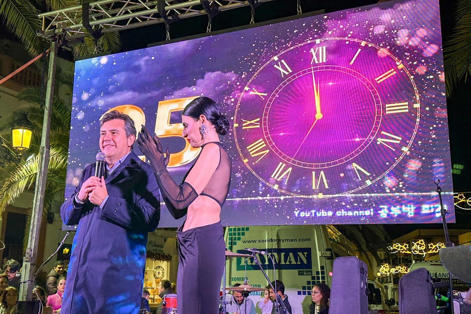 Los vecinos de Lepe reciben 2025 por adelantado con 12 frutos rojos de sus campos