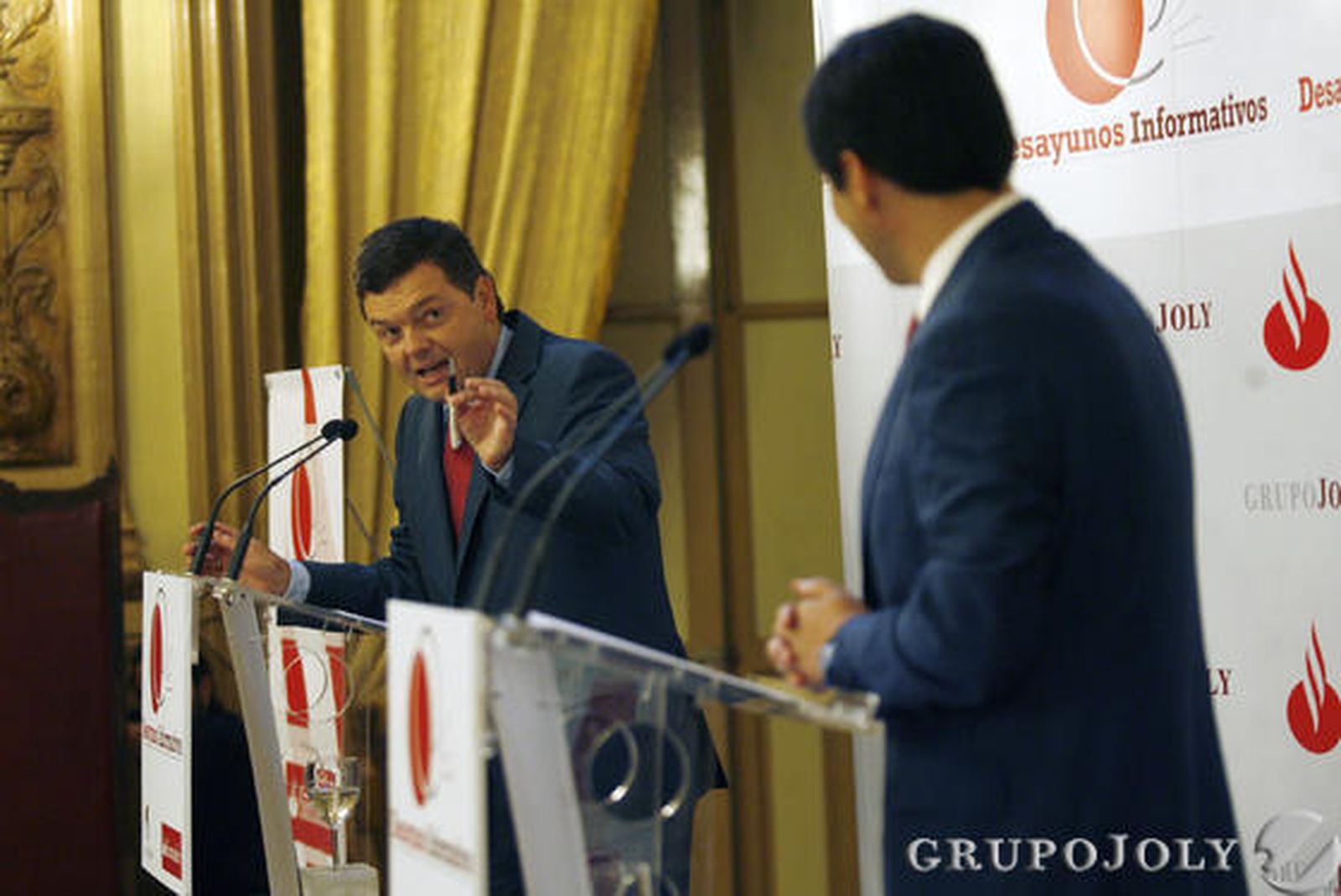 Luis Pérez-Bustamante, director de 'El Día', pregunta al alcalde durante el acto.

Foto: O. Barrionuevo / J. Martinez