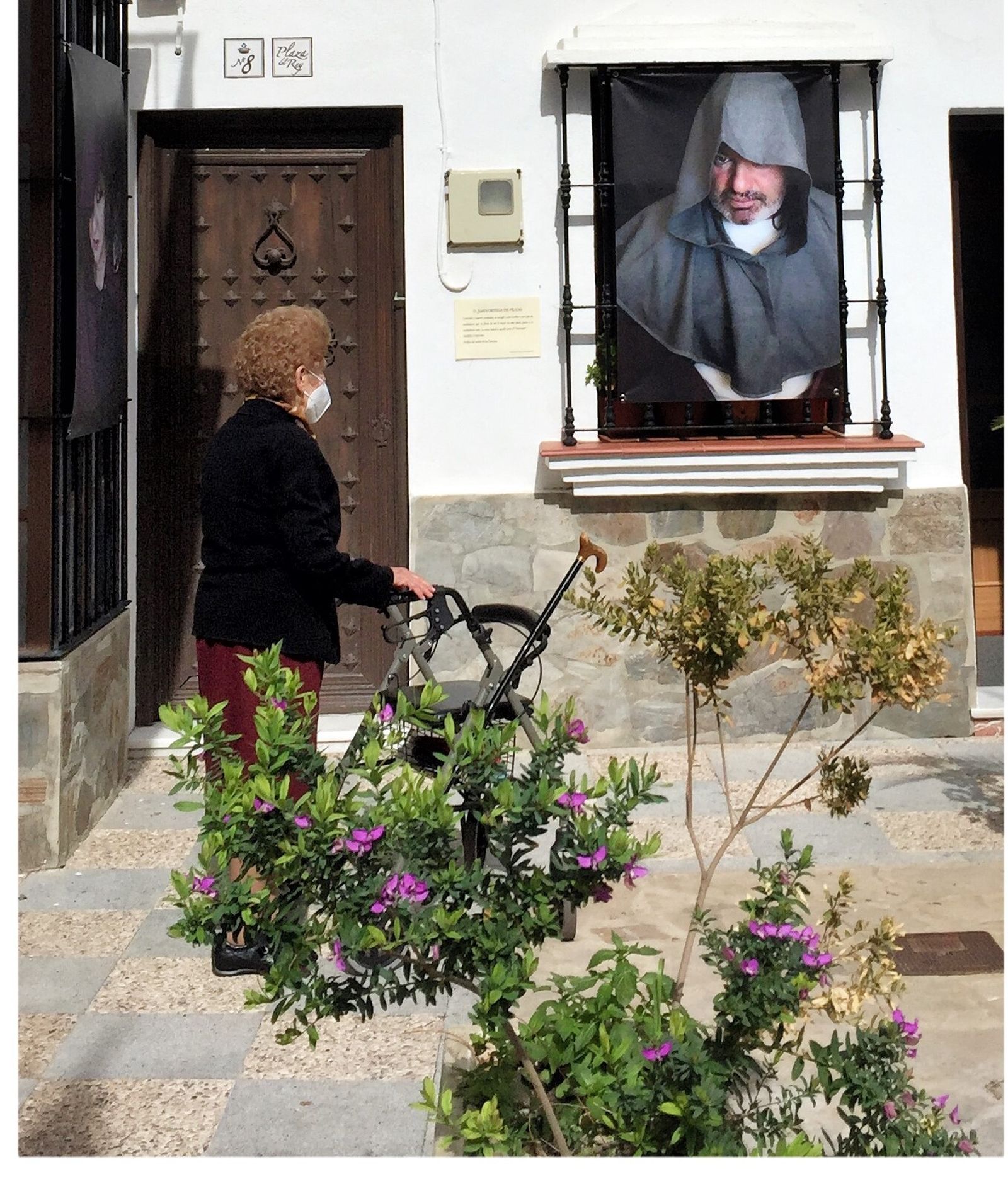 Una de los retratos que cuelgan de las fachadas de las calles del pueblo.