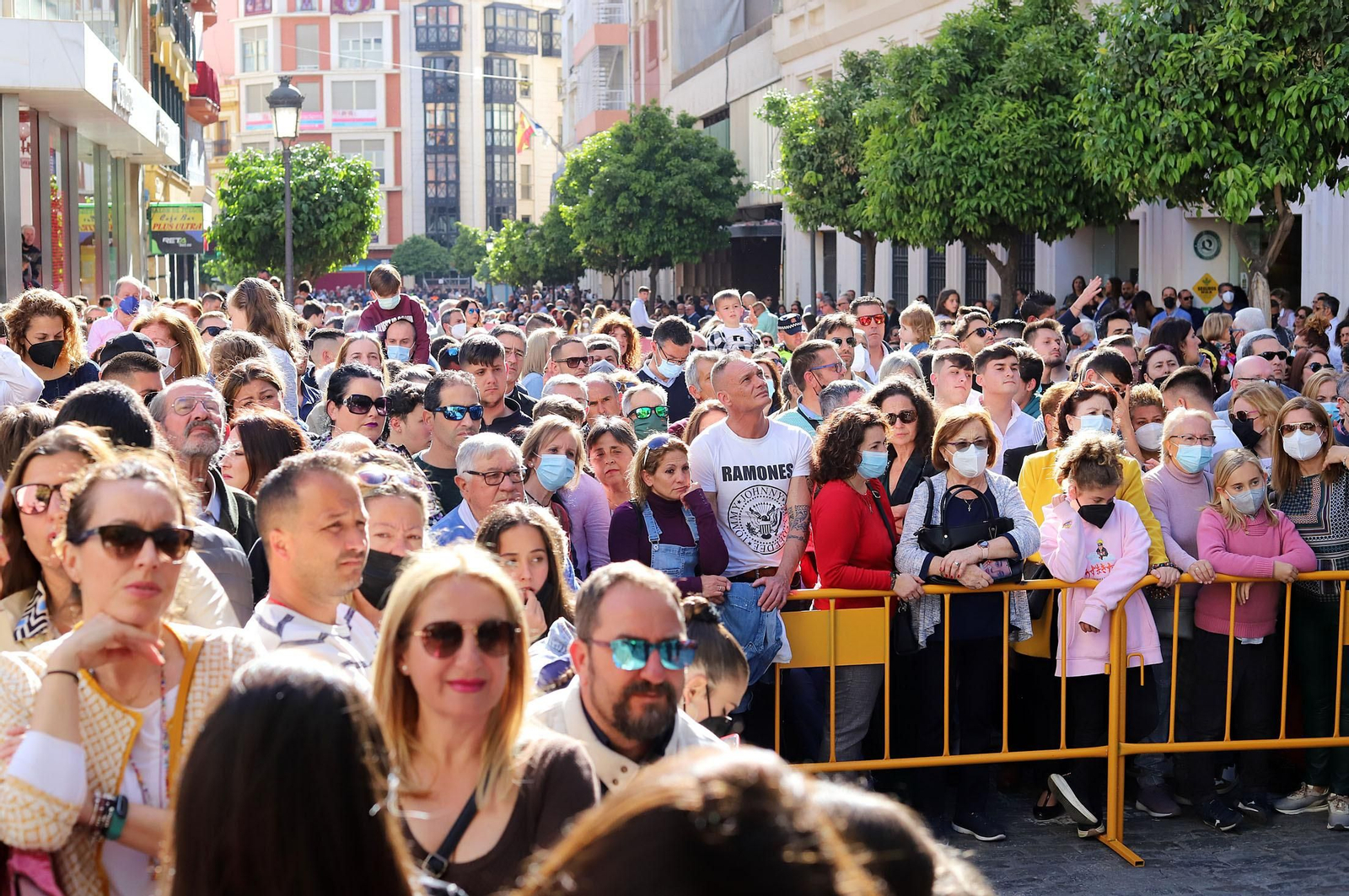 Ambiente en las calles de Huelva para ver la Legión junto al Cristo de la Vera+Cruz