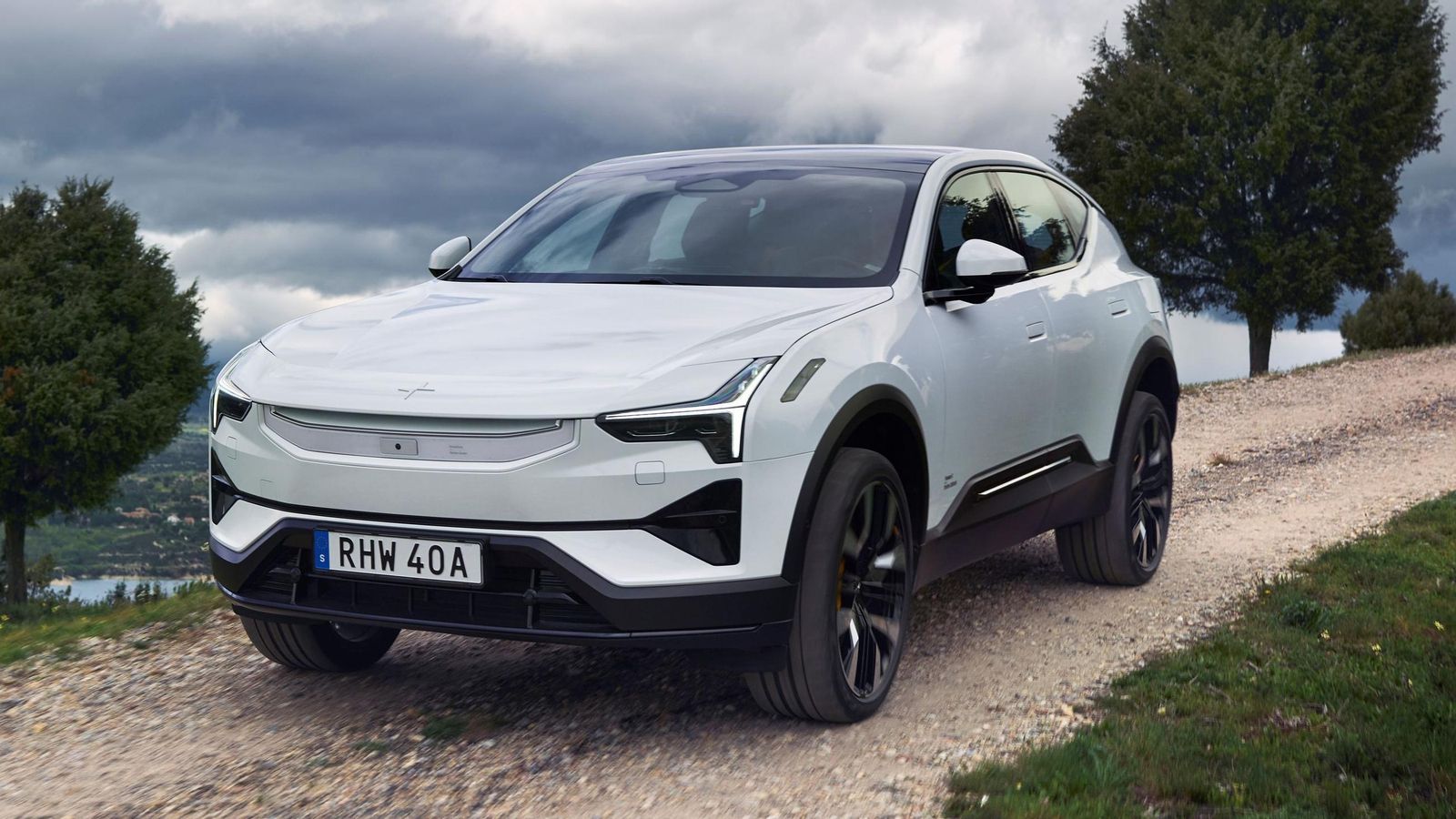 Entre las caracerísticas técnicas de los Polestar 3 en el momento de su lanzamiento está la suspensión neumática, que permite elegir un modo de ajuste sobreelevado de ésta. Entre las caracerísticas técnicas de los Polestar 3 en el momento de su lanzamiento está la suspensión neumática, que permite elegir un modo de ajuste sobreelevado de ésta.