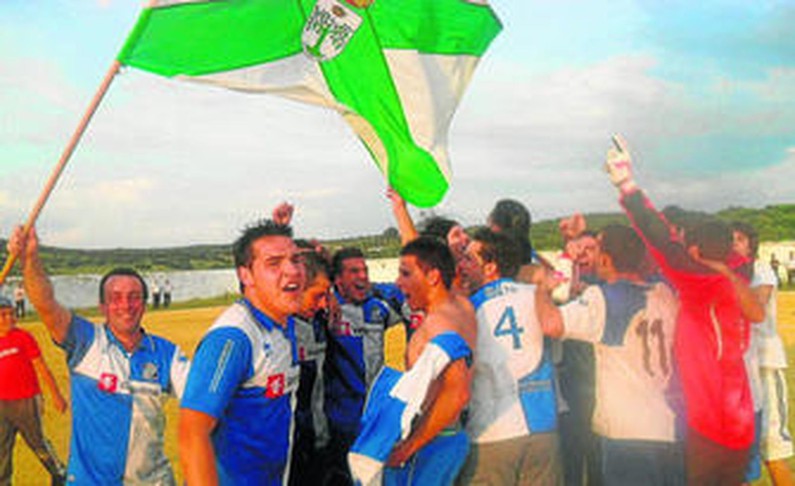 La alegría se desbordó en Encinasola, con afición y jugadores formando una piña tras conseguir un ascenso inolvidable.