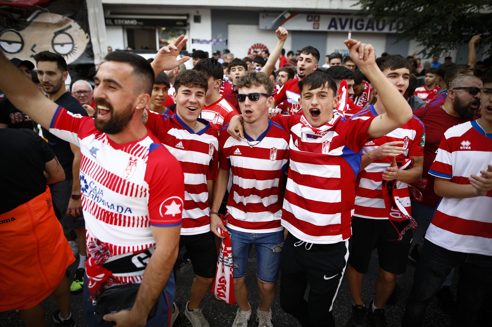 Jóvenes aficionados del Granada CF a las puertas del Nuevo Los Cármenes