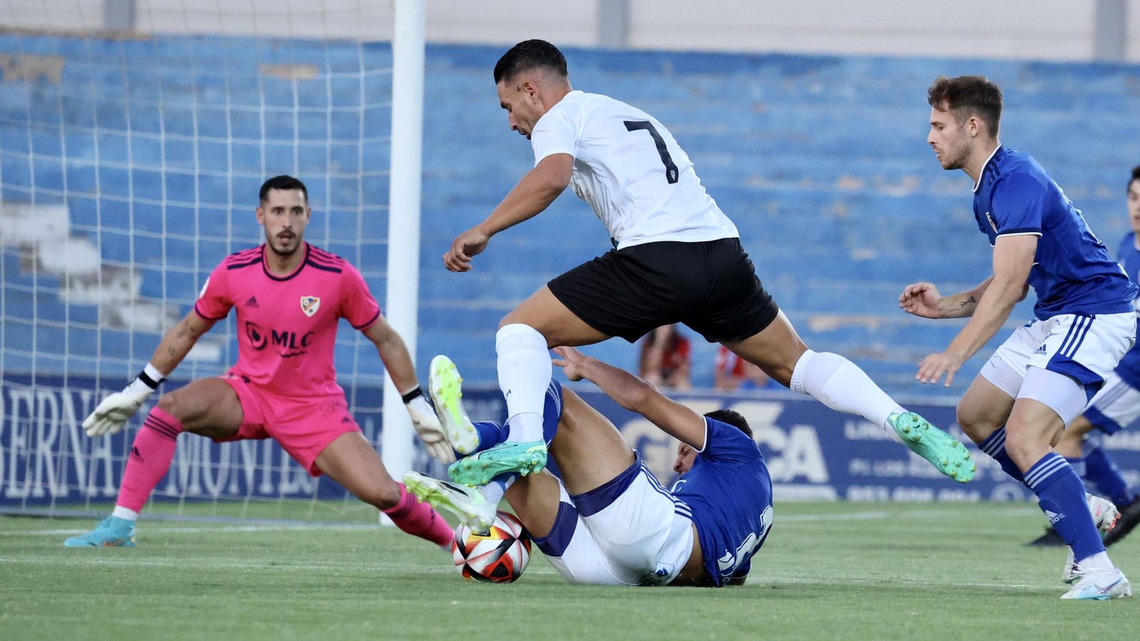 Kike Márquez durante el choque ante el Linares.