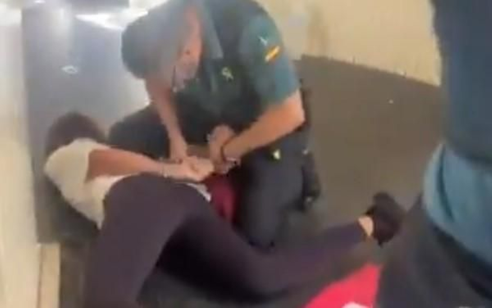 Momento de la detención de uno de los monitores del grupo.