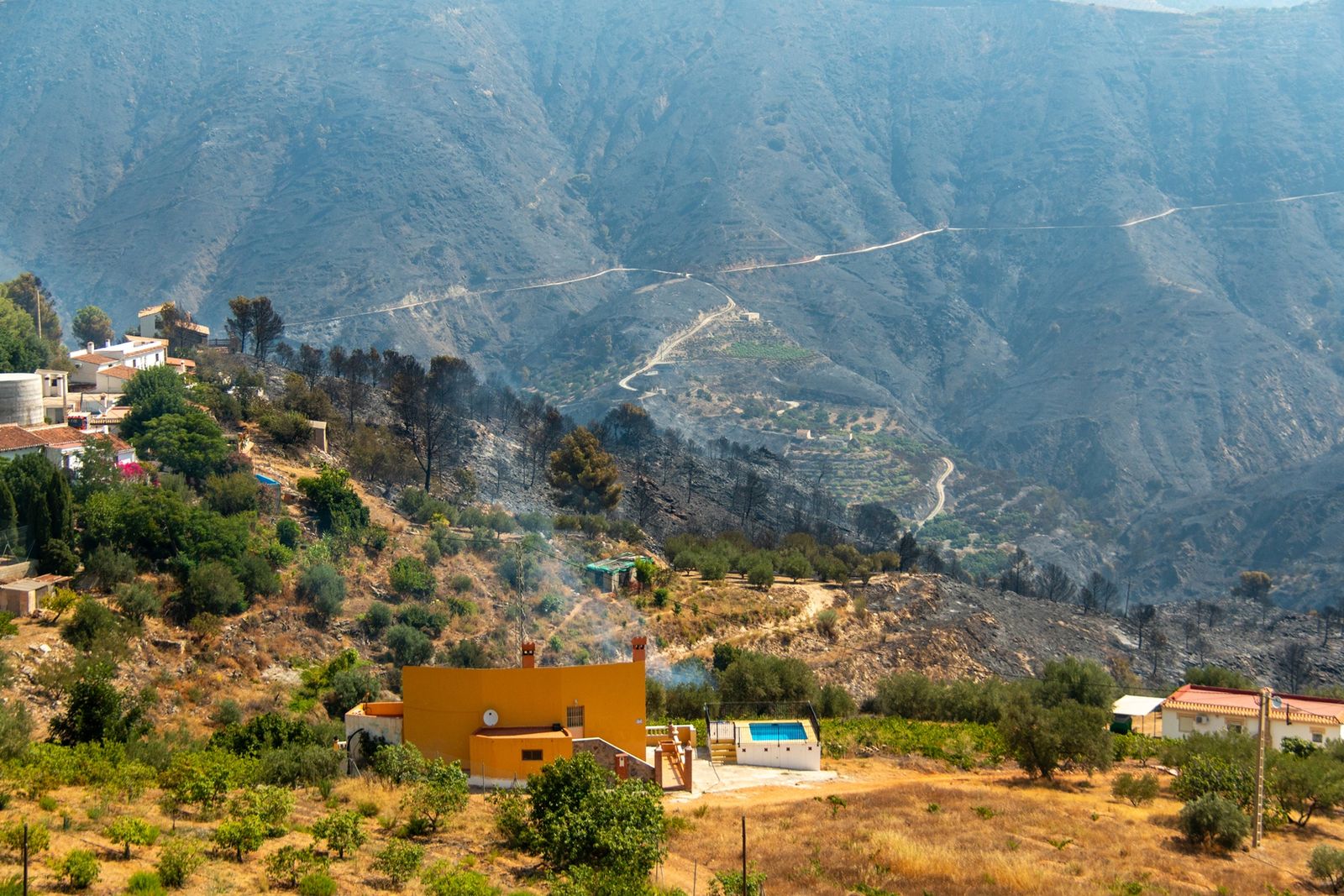 El trabajo para controlar el incendio de Almuñécar, en imágenes