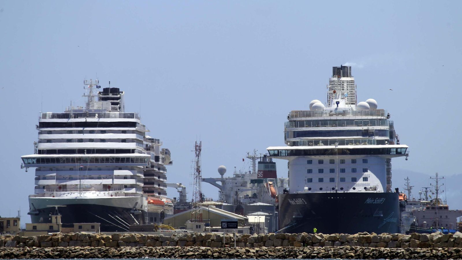 Dos cruceros atracados en el puerto de Gibraltar