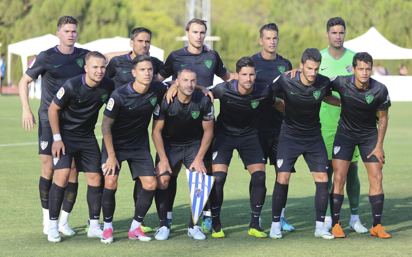 Medhi Lacen, en el centro, posa antes del partido ante el Valladolid con el brazalete y el banderín.