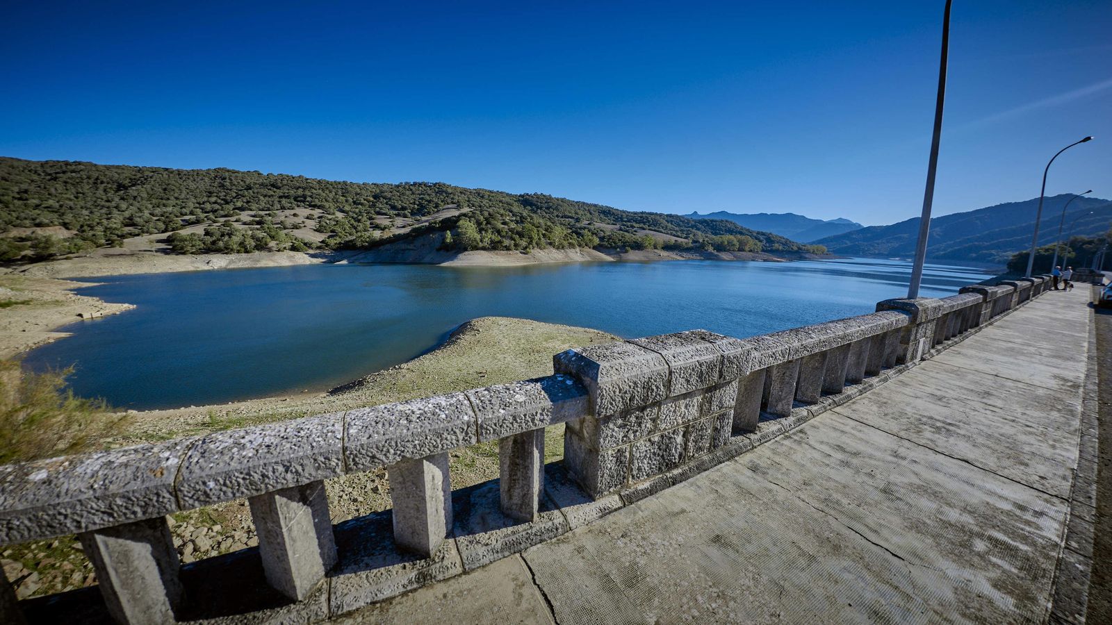 Vista del embalse de Los Hurones desde la presa. Vista del embalse de Los Hurones desde la presa.